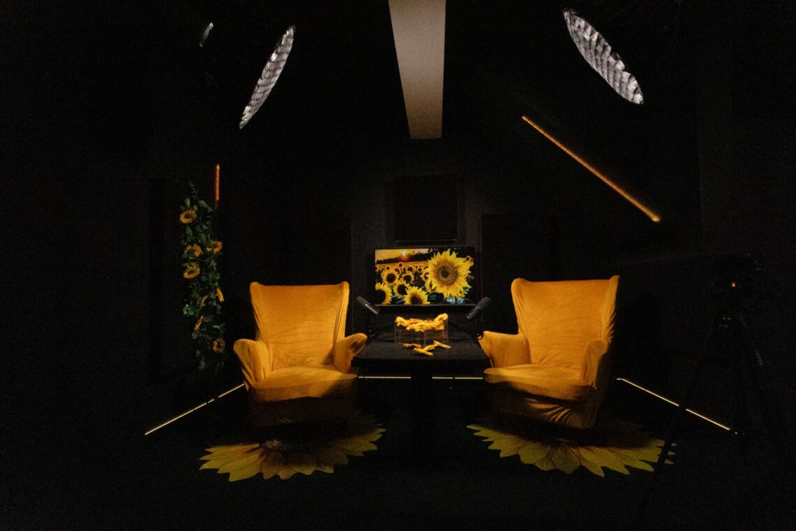 Żółte fotele w studiu nagraniowym podcasty