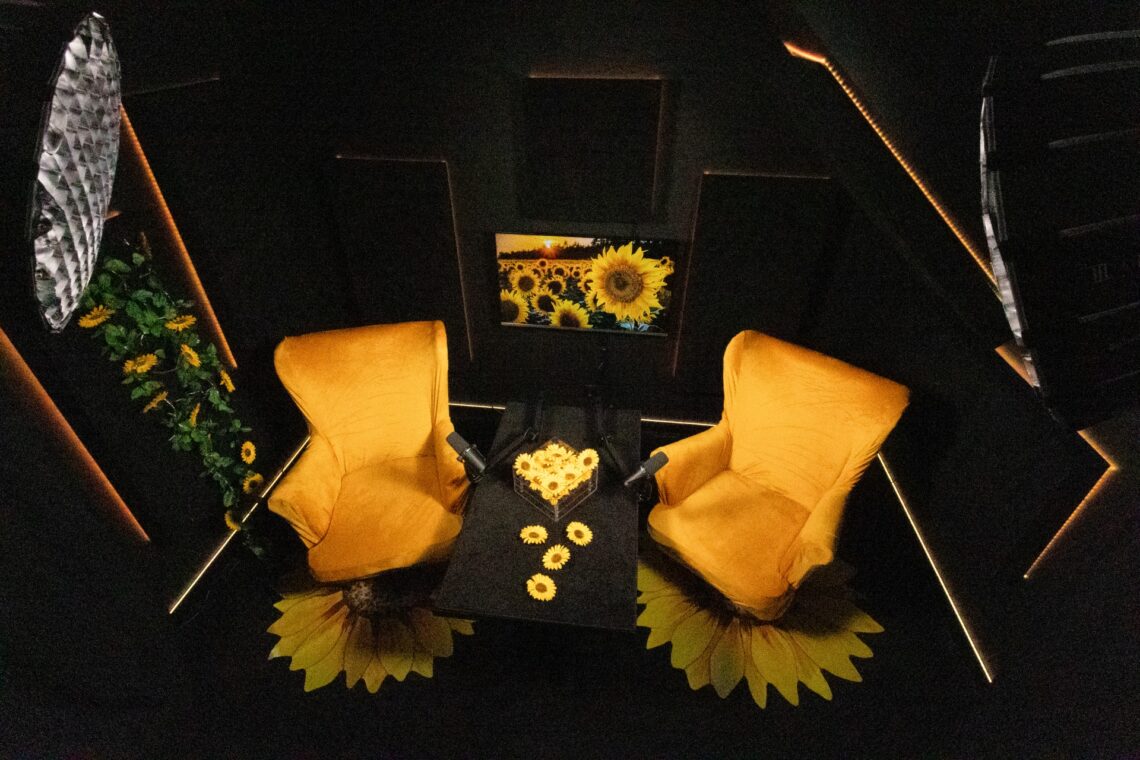 Żółty design foteli w studiu nagraniowym Syta Warszawa