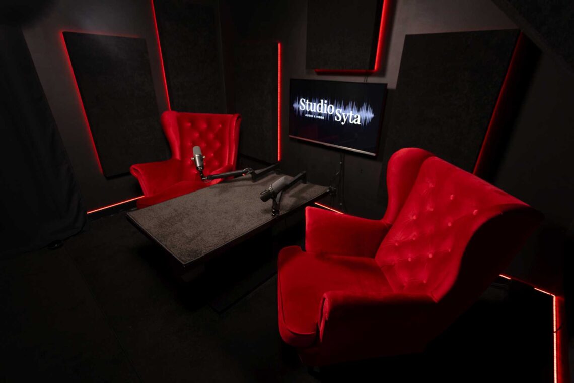 Studio nagraniowe Syta, czerwone fotele i dwa mikrofony