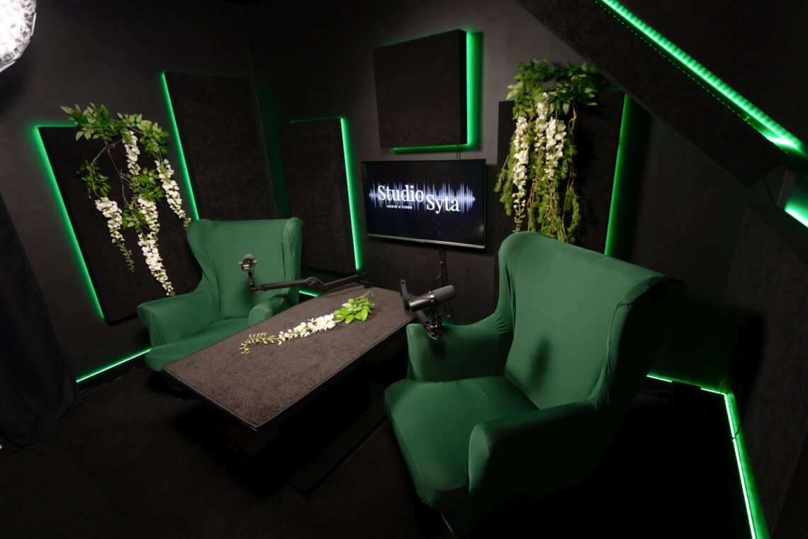 Zielone oświetlenie i fotele, nagrania podcastowe studio