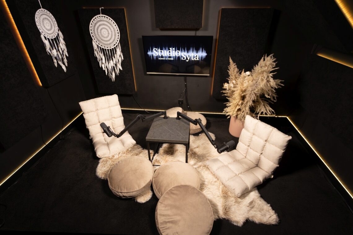 Białe fotele w studiu nagranowym Syta Warszawa