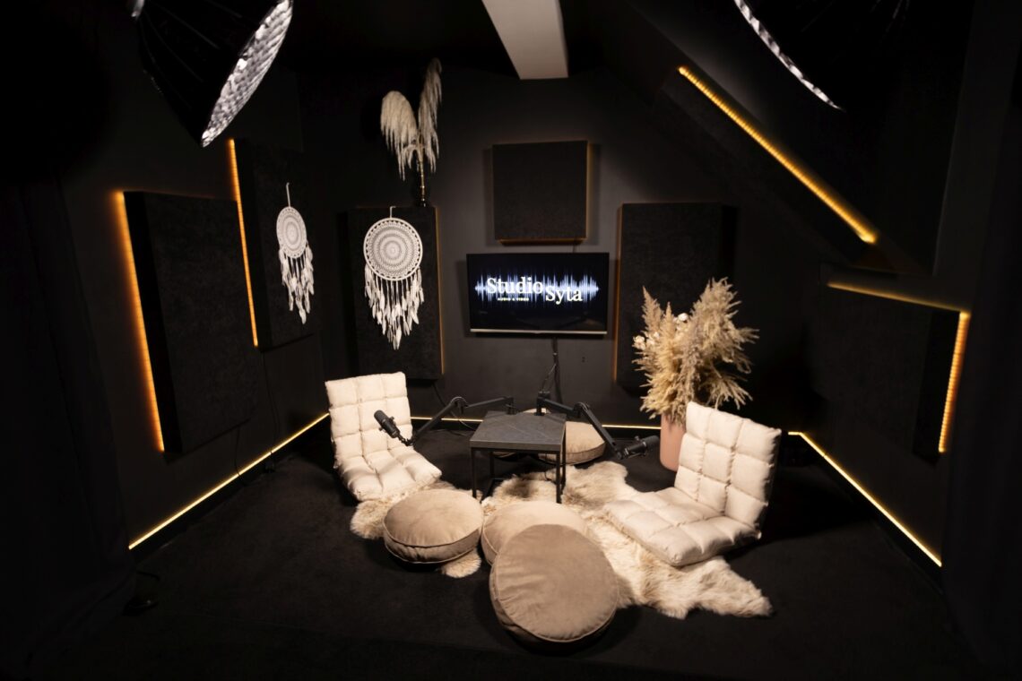 Studio Syta białe fotele podłogowe w stylu Boho