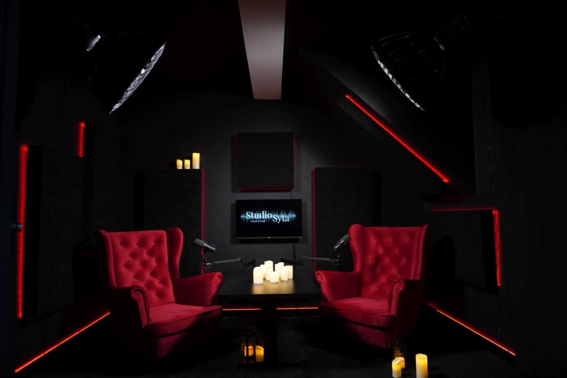 Studio Syta ze świeczkami i czerwonymi fotelami