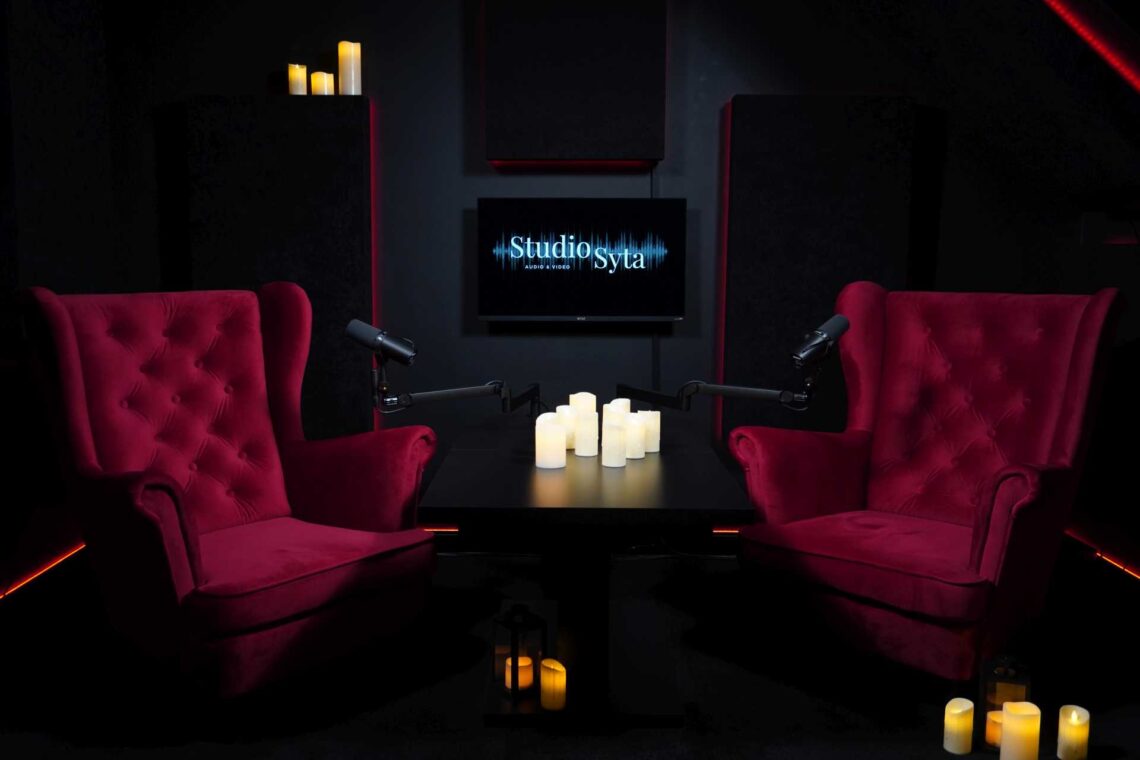 Studio z zapalonymi świeczkami