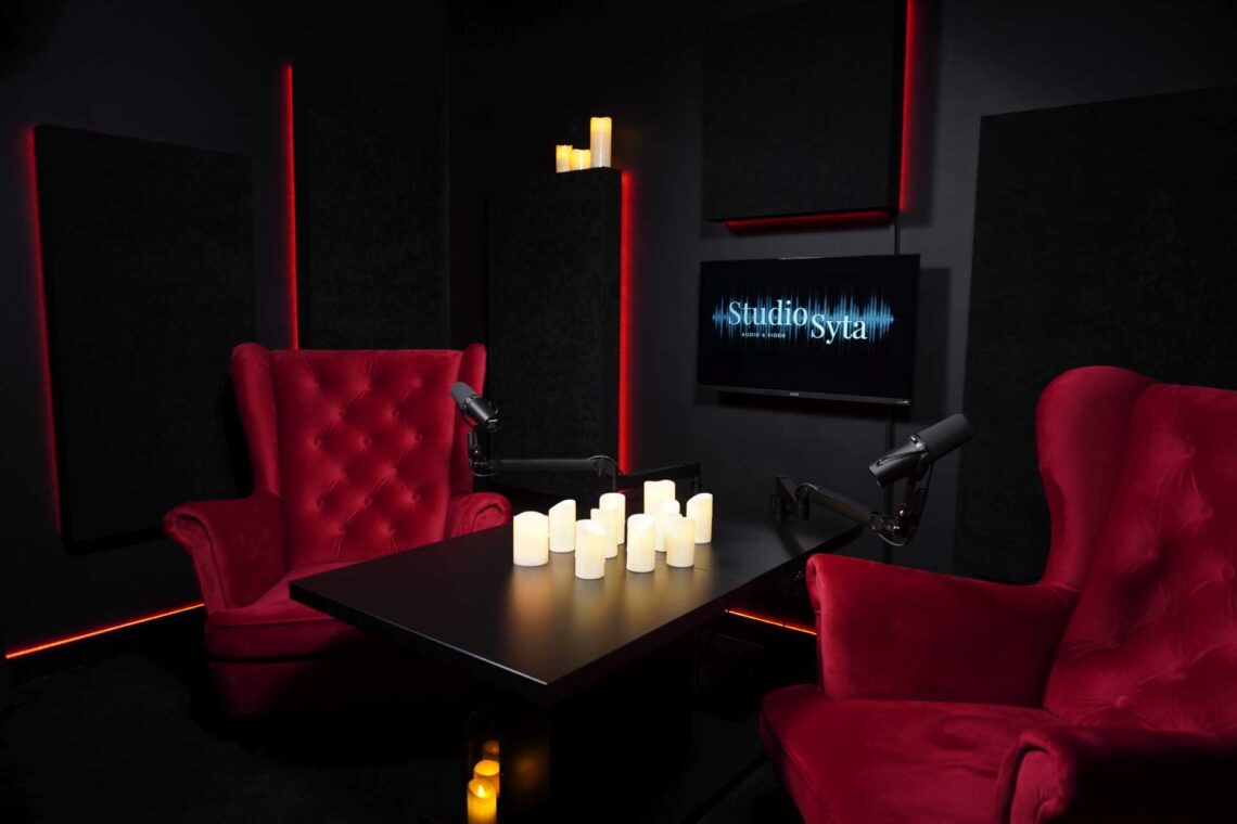 Studio do nagrań podcastowych, czerwone fotele