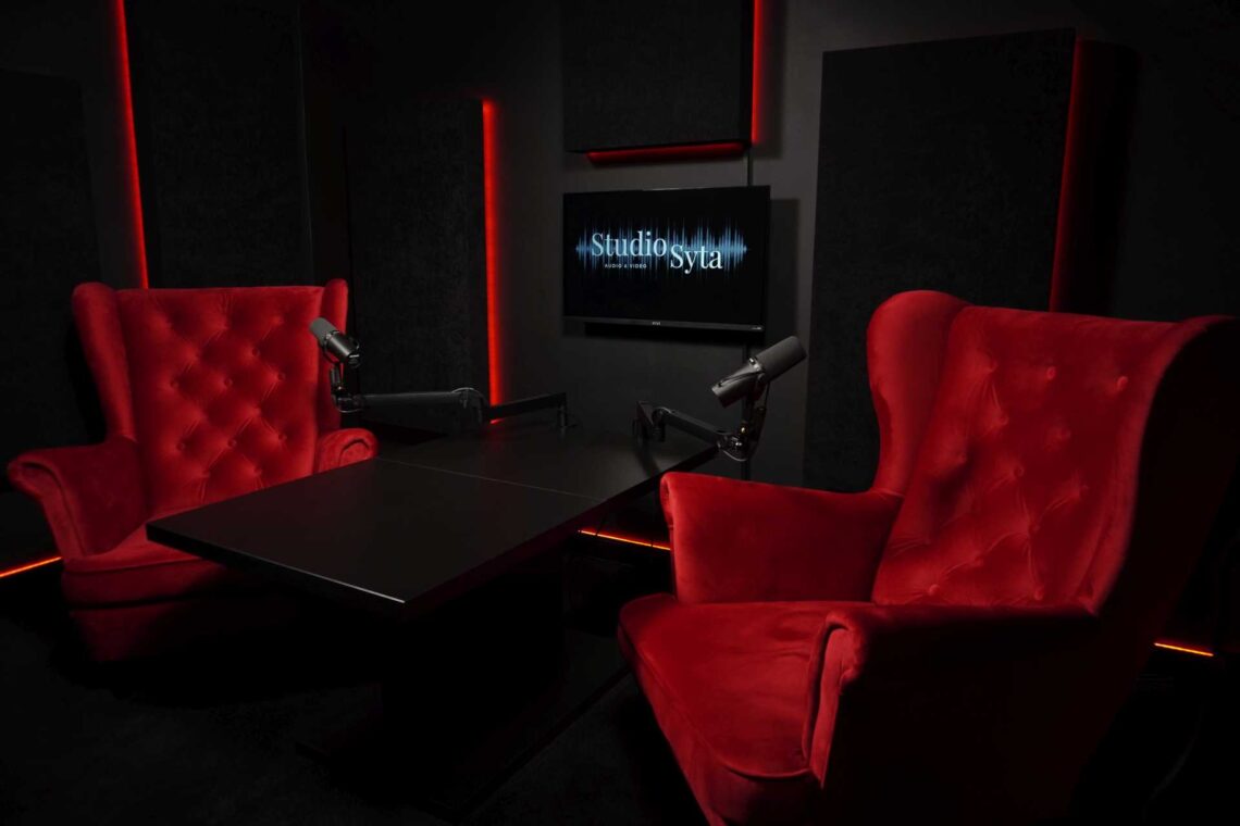 Studio podcastowe z czerwonymi fotelami