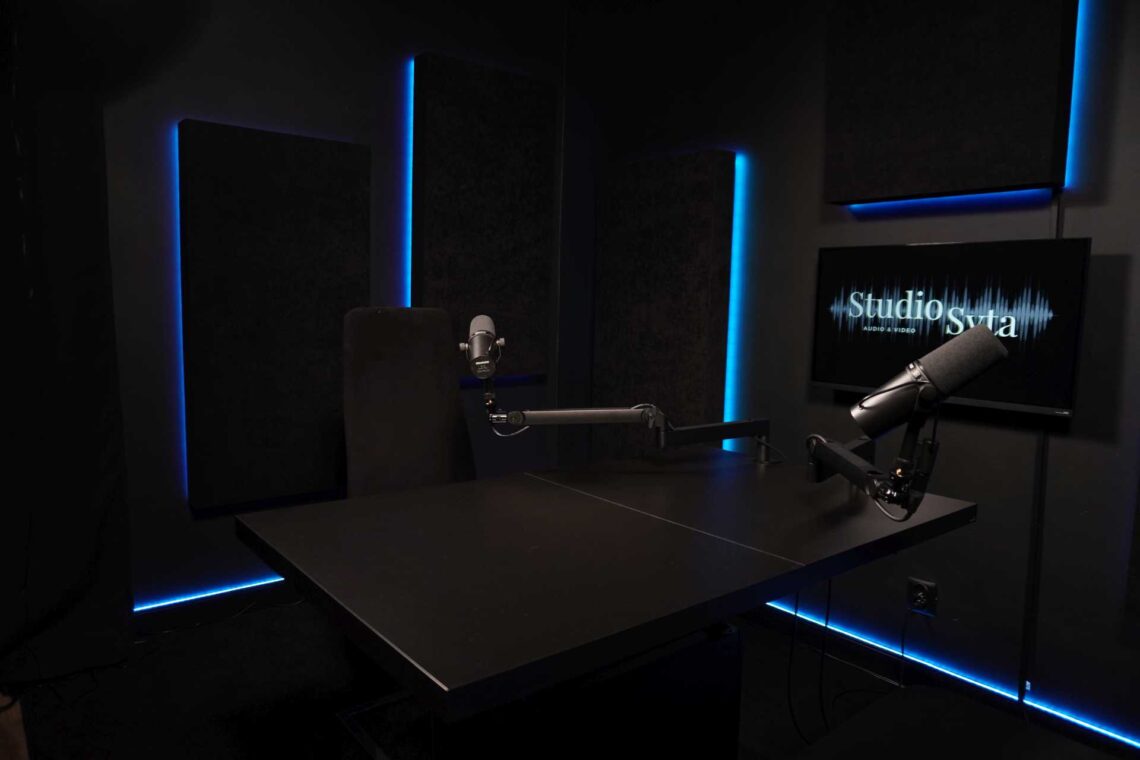 Studio czarne dwa mikrofony - Studio podcastowe