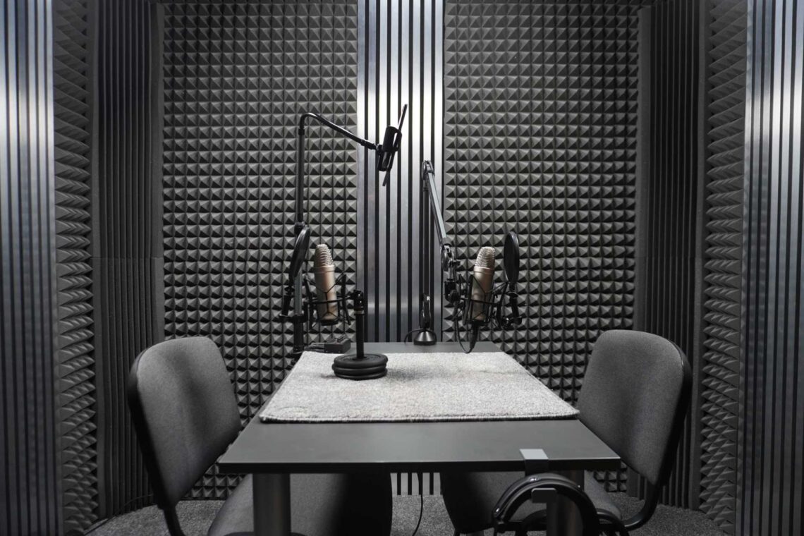 Pinaki wygłuszające i dwa mikrofony do podcastów