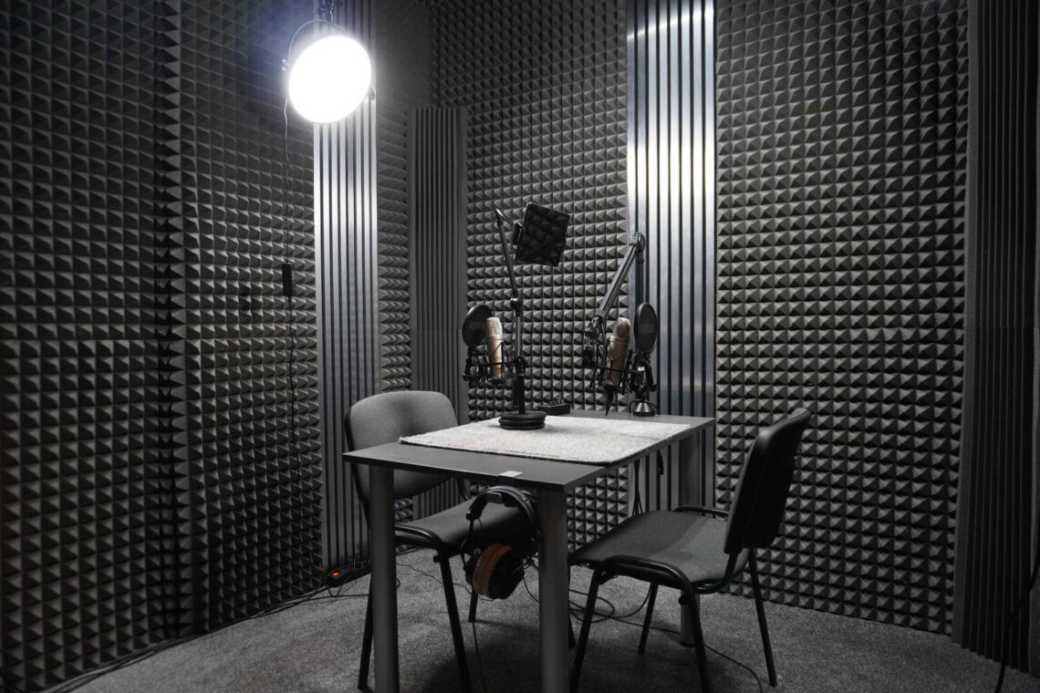 Oświetlone pomieszczenie do nagrać podcastowych Warszawa