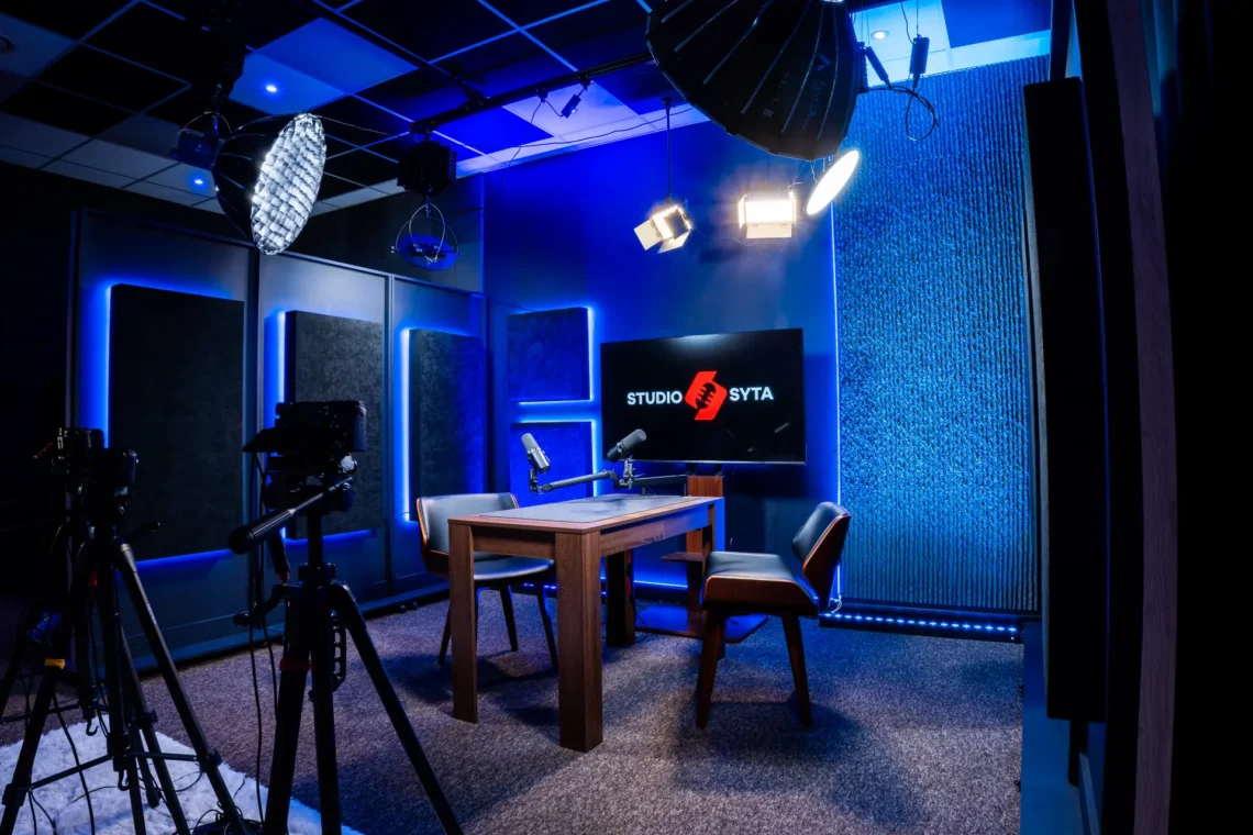 Studio syta oświetlone na niebiesko studio