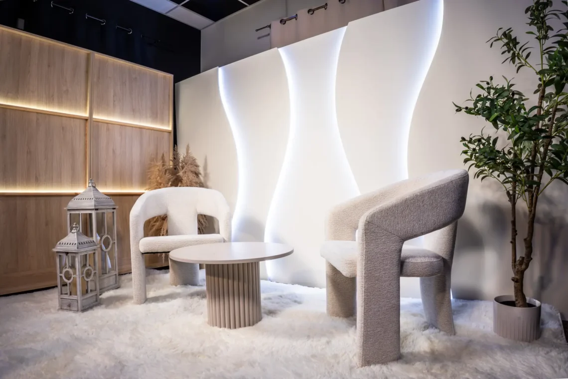 Białe studio jasno oświetlone