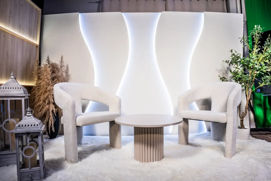 Białe studio jasno oświetlone zdjęcie nr.2