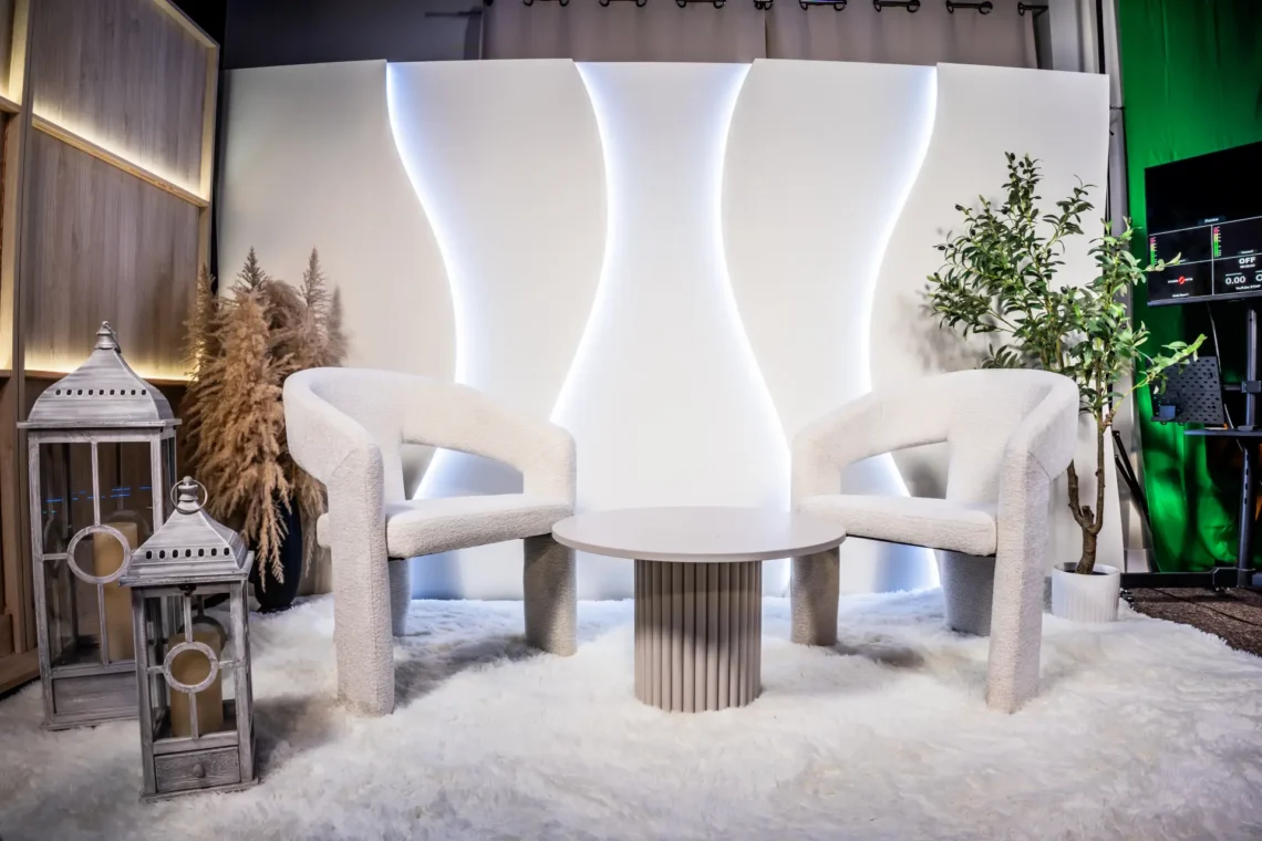 Białe studio jasno oświetlone zdjęcie nr.3