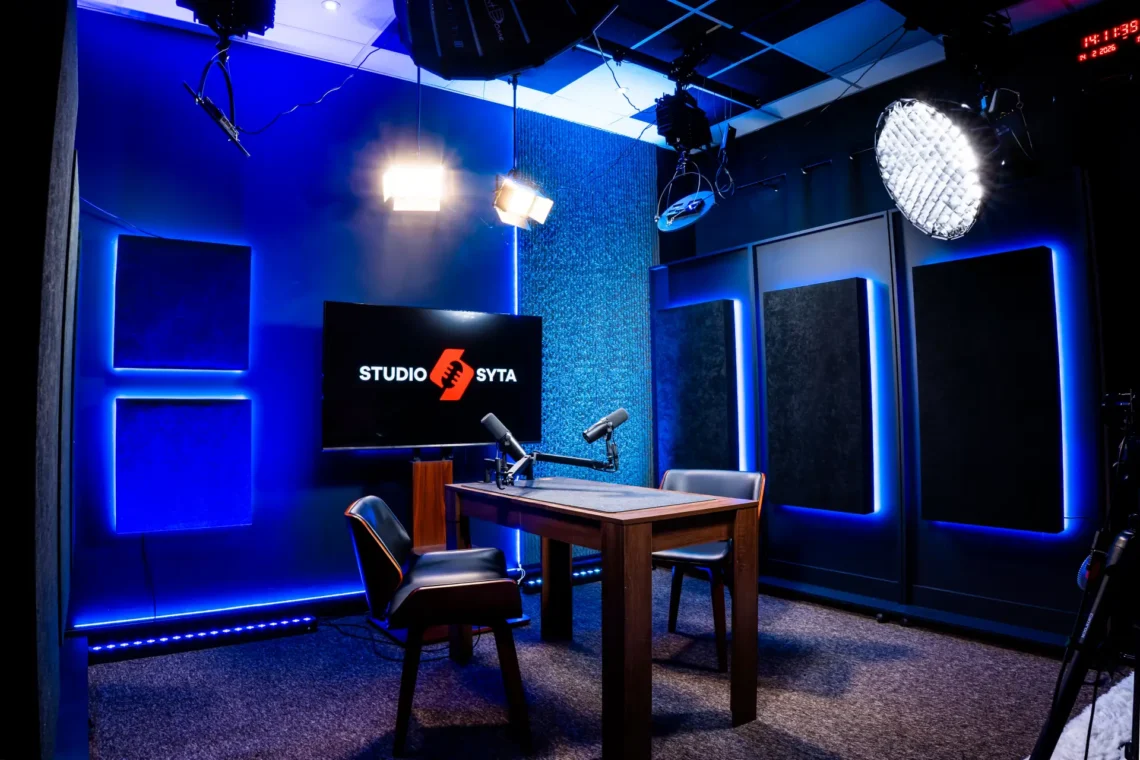 Studio syta oświetlone na niebiesko studio zdjęcie nr2