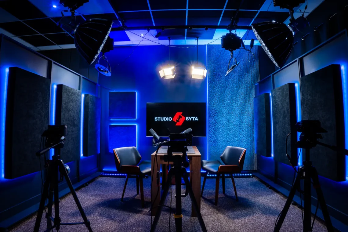 Studio syta oświetlone na niebiesko studio zdjęcie nr3