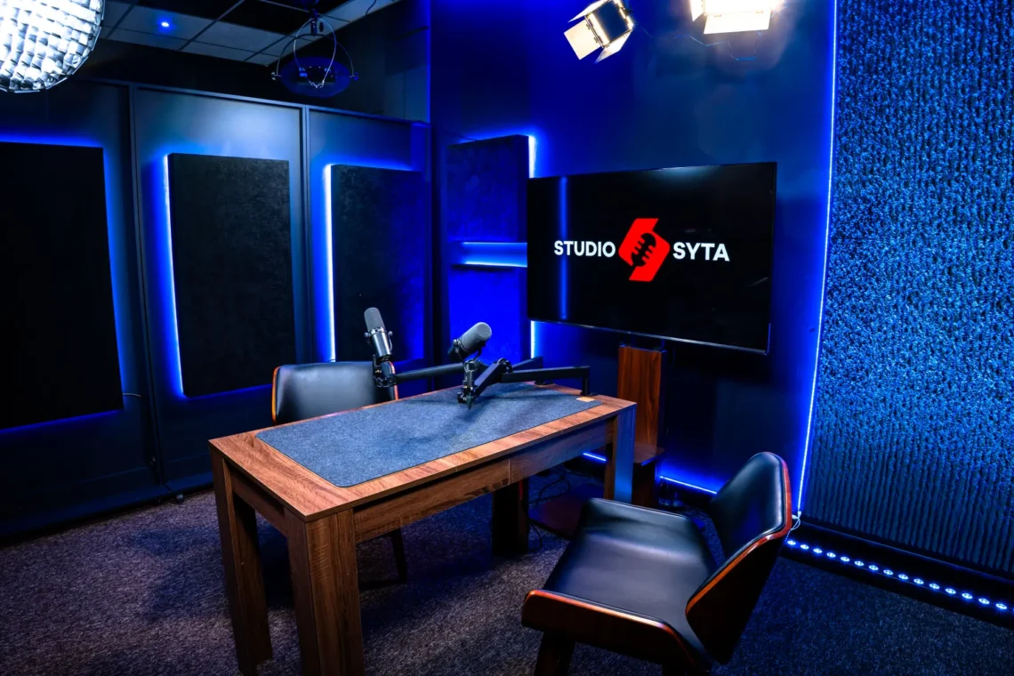 Studio syta oświetlone na niebiesko studio zdjęcie nr4